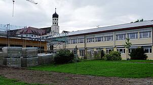 Zwischen dem im Bau befindlichen Haus der Vereine (links) und dem Gebäude der Grundschule soll ein neuer Schulhof mit Erlebnis-Charakter ...