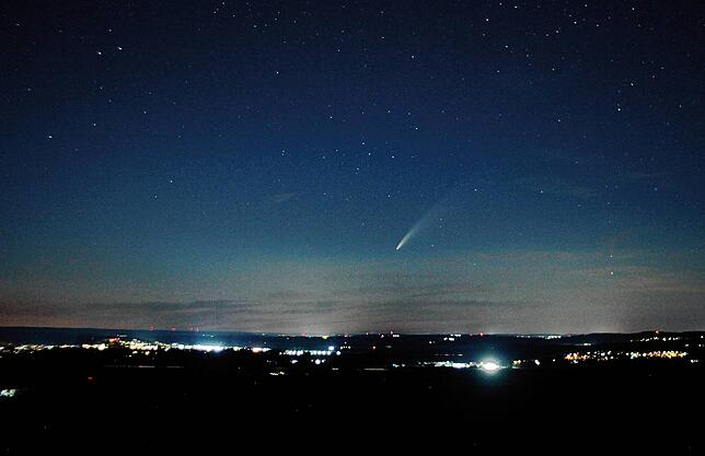 Vom Fürstenberg aus hat man beste Sicht in Richtung Norden. Komet Neowise ist ab etwa 23 Uhr bereits mit bloßem Auge zu sehen. Für ...