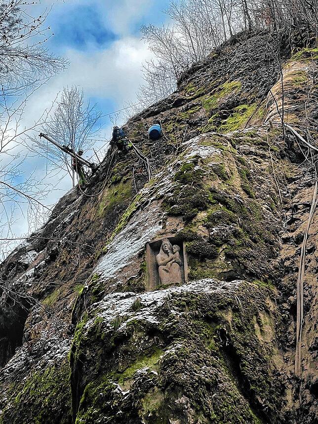 Bohrungen am Fels für die Felsanker, hier am unteren Ende der Schlucht bei der Marienstatue im Fels.