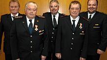 Mit dem Abzeichen in Gold in besonderer Ausführung des Landes Baden-Württemberg wurden von Kreisbrandmeister Dominik Rotzinger (rechts) ...