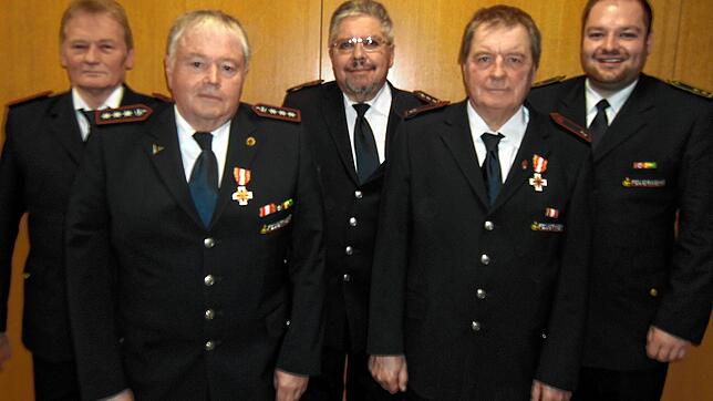 Mit dem Abzeichen in Gold in besonderer Ausführung des Landes Baden-Württemberg wurden von Kreisbrandmeister Dominik Rotzinger (rechts) ...