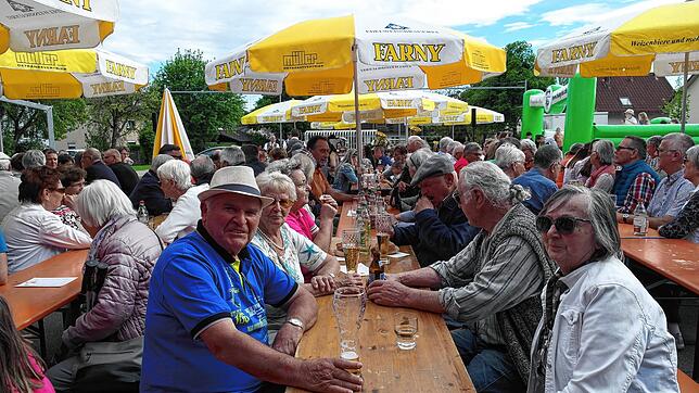 Der neu gestaltete Festplatz in Leimbach ist eingeweiht: Zahlreiche Besucher kamen aus diesem Anlass zum Maihock mit dem Musikverein ...