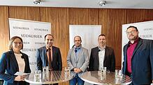Redakteurin Melanie Völk (links) und Redaktionsleiter Markus Baier (rechts) baten Bürgermeister Ozan Topcuogullari, Michael Ehm und ...