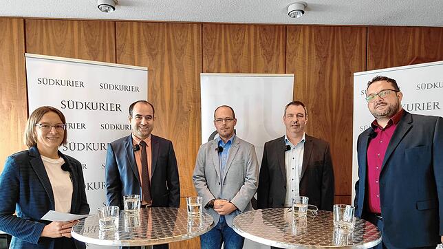 Redakteurin Melanie Völk (links) und Redaktionsleiter Markus Baier (rechts) baten Bürgermeister Ozan Topcuogullari, Michael Ehm und ...