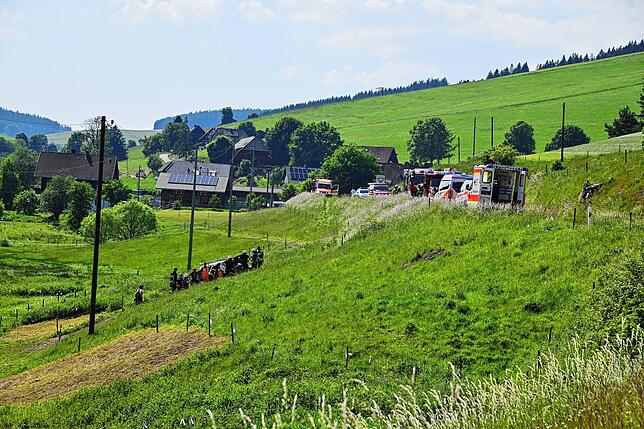 Zahlreiche Rettungskräfte bemühen sich um die verletzten Personen.