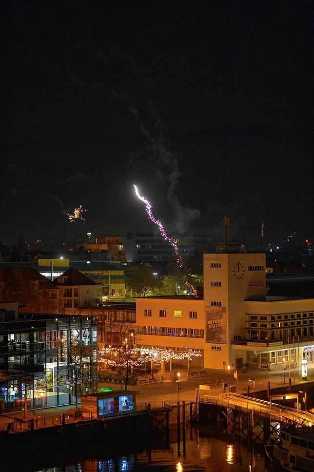 In der Innenstadt steigen trotz Verkaufsverbot für Feuerwerkskörper einige Raketen in den Himmel: Nicht so eng getaktet und an weniger ...