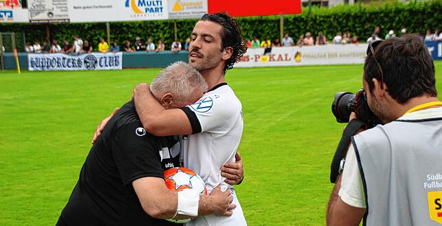 FC 08-Spieler Mauro Chiurazzi umarmt Werner Felgenhauer, für den das Pokalfinale 2021 in Bahlingen ein ganz besonderes war.