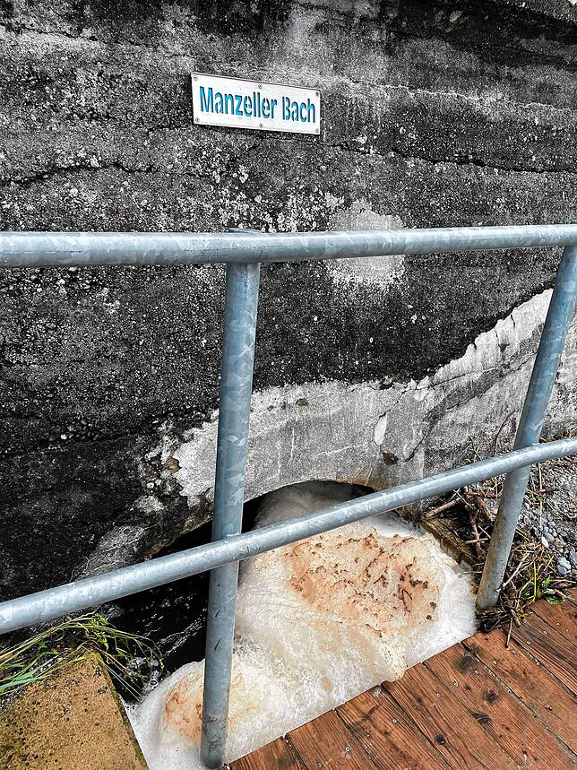 Weißer, ekliger Schaum fließt aus dem Auslass des Manzeller Bachs, der ebenfalls in den Bodensee mündet. Allein in Friedrichshafen gibt ...