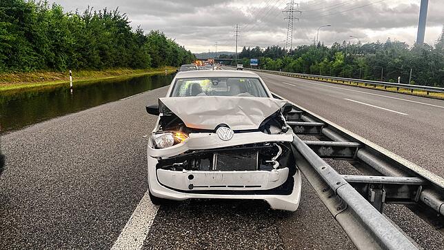 Zu zwei Auffahrkollisionen auf der Autobahn kam es am 22. Juni 2022. Der Grund waren starke Regenfälle.