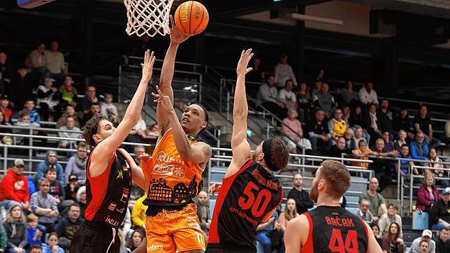 Devonte McCall (am Ball) war gegen die Artland Dragons der beste Punktesammler der Panthers. Die deutliche Heimniederlage konnte aber ...