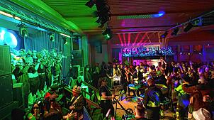 Bei der Schinze-Party in der Gemeindehalle in Willaringen präsentieren sich sechs Guggenmusikgruppen laut, bunt und schräg.