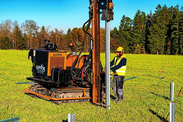 Bis zu 1,5 Meter tief werden die Stahlträger ins Erdreich eingerammt.