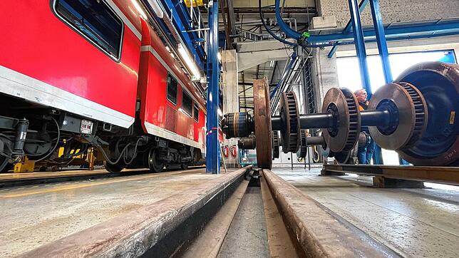 Immer noch wird in der Bahn-Werkstatt der DB Regio in Freiburg gemessen &ndash; hier ein Bild vom Mai 2022. Derzeit fährt die ...