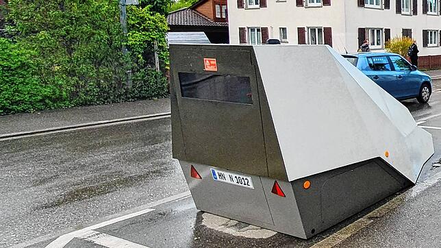Enforcement-Trailer heißen solche mobilen Blitzer wie hier in Überlingen. (Symbolbild) So einen haben Unbekannte bei Wehr demoliert.