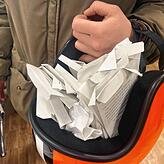 Sophia Kopp aus Deggenhausertal sammelt die Samentütchen in ihrem Motorradhelm.