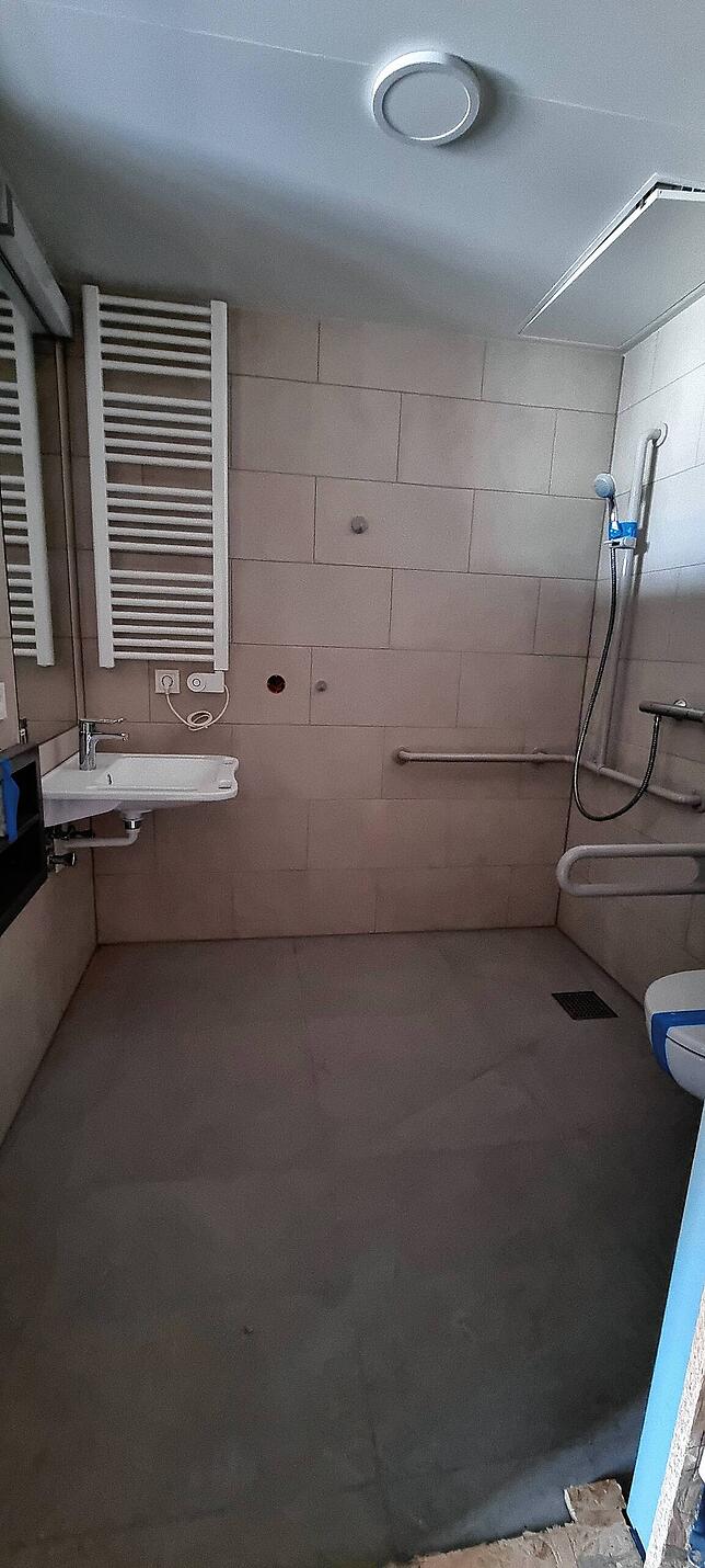 Blick in eines der kleinen Badezimmer im Bereich der Bewohner. Diese Räume werden beinahe komplett fertig geliefert.