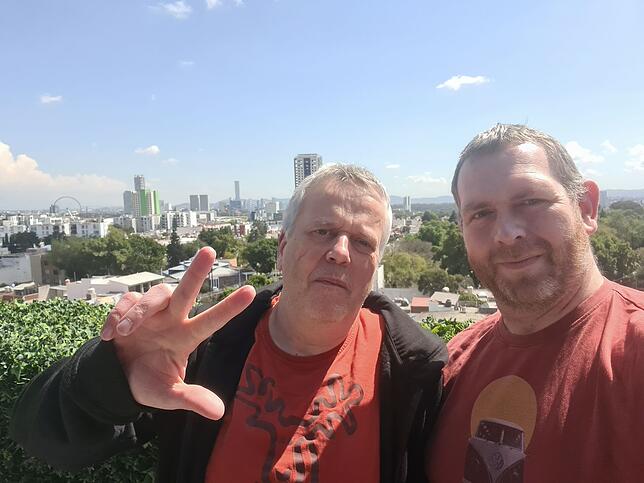Jürgen und Daniel Engler auf ihrer Terasse in Mexiko kurz nach dem Start der Therapie.