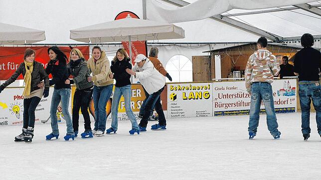 Das Eiszelt im Seepark ist ab dem morgigen Freitag, 15. November, wieder für Schlittschuhspaß geöffnet.