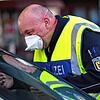 Rückblick: Ein Bundespolizist mit Atemmaske kontrolliert im März am Grenzübergang zur Schweiz ein Fahrzeug. Diese Bilder sollen sich ...