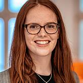 Julia Frankenberger unterstützt einen Sechstklässler beim Lernen.