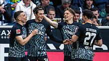 Freiburgs Maximilian Eggestein (l-r), Merlin Röhl, Yannik Keitel und Nicolas Höfler jubeln nach dem Tor zum 0:2.