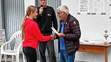 Theresa Geister erhält vonHanspeter Behringer (rechts) von der Bürgerstiftung den Ehrenpreis, in der Mitte ASC-Sportchef Thomas Rolle. ...