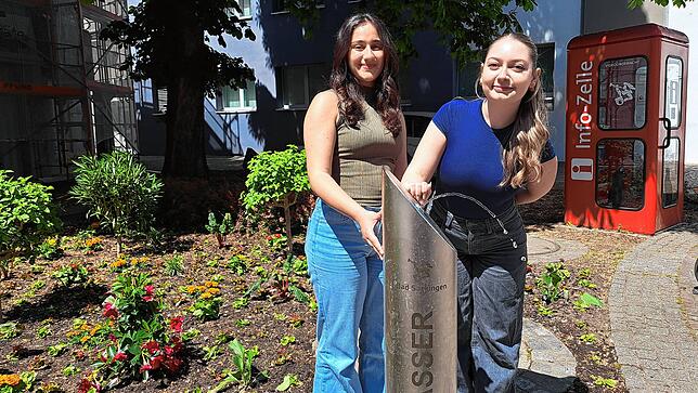 Delia Storella und Giulia Mazzullo, Azubis aus Bad Säckingen, testen im Mai 2025 den neu installierten öffentlichen Wasserspender der ...