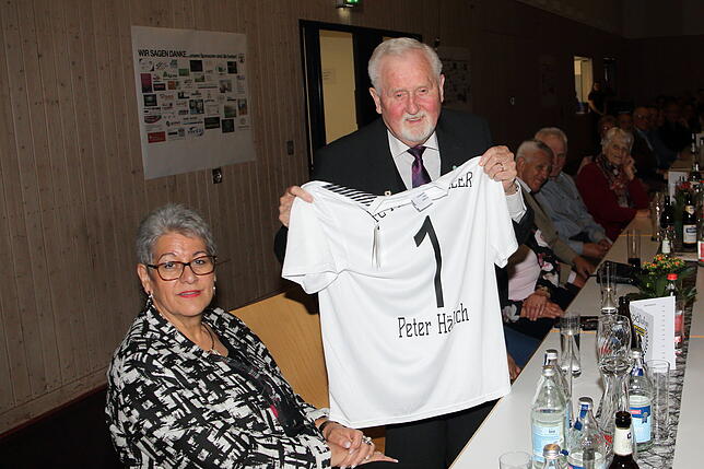 Peter Häbich freut sich über das besondere Trikot, das er zum Dank für seine außerordentlichen Verdienste um den FC Mönchweiler erhalten ...