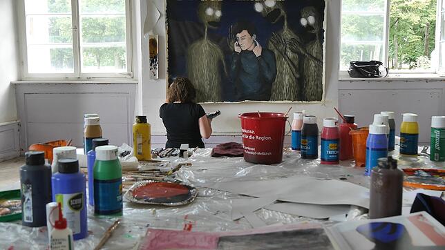 Im Eckzimmer des Schlosses herrscht während des Kunstprojekts eine konzentriert-kreative Atmosphäre. Alles, was die Schülerinnen und ...