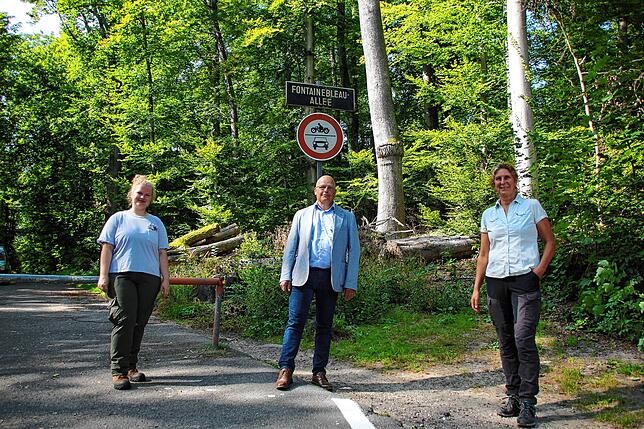Treffpunkt Eingang zur Fontainebleau-Allee (von links): Forstamt-Praktikantin Elena Müller, Spitalstiftung-Geschäftsführer Andreas Voß ...
