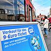 Fahrgäste stehen in Halle/Saale an, um das 9-Euro-Ticket zu kaufen.  Die Nachfrage nach dem Ticket war deutschlandweit zum Verkaufsstart ...