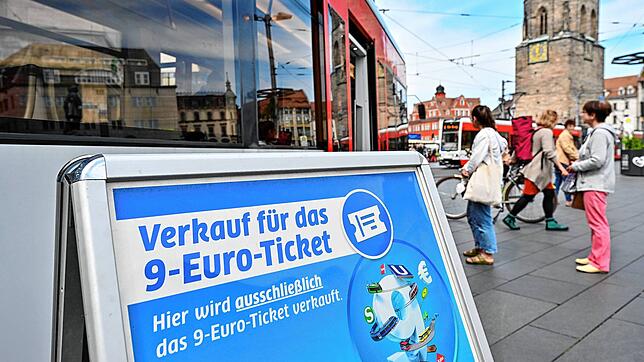 Fahrgäste stehen in Halle/Saale an, um das 9-Euro-Ticket zu kaufen.  Die Nachfrage nach dem Ticket war deutschlandweit zum Verkaufsstart ...
