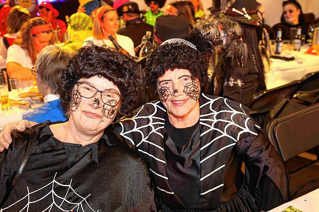 Bild 9: Bitte Platz nehmen! Kurz vor der Live-Übertragung der Konstanzer Fasnacht füllen sich die Reihen