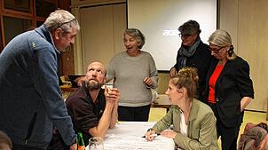 Marion Huber (stehend, Zweite von rechts) und Karen Roth-Hanke (stehend, rechts) sind die Architektinnen des Konzepts für den ...