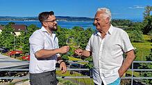 Alfred Spicker (rechts), der Besitzer der Immobilie und 40 Jahre lang der Wirt des Restaurants Volapük, zusammen mit seinem neuen ...