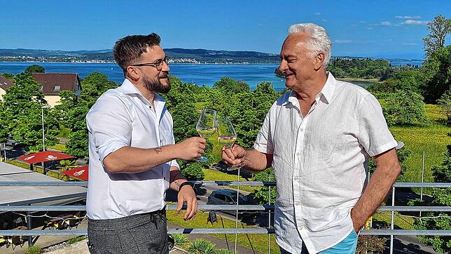 Alfred Spicker (rechts), der Besitzer der Immobilie und 40 Jahre lang der Wirt des Restaurants Volapük, zusammen mit seinem neuen ...
