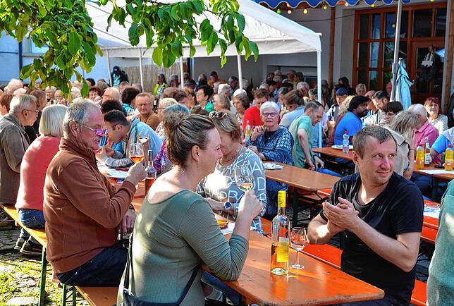 Gut besucht der Feierabendhock zum Abschluss des Torkelfests auf dem Dilger-Anwesen.
