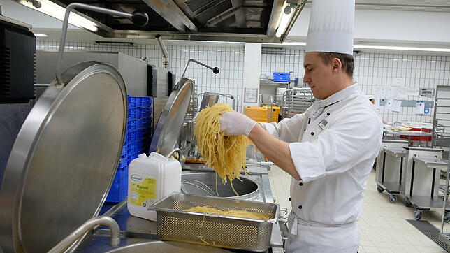 Die Nudeln kocht Danilo Marx für das Cook and Chill sehr al dente.