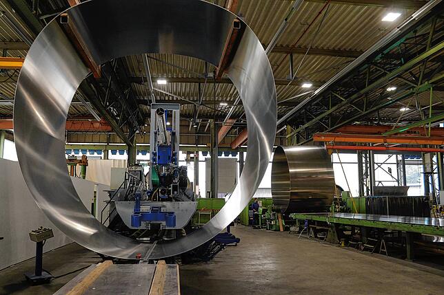Bei Zeppelin Systems in Friedrichshafen werden große Silos und Anlagenkomponenten hergestellt – die Produktion funktioniert nur ...