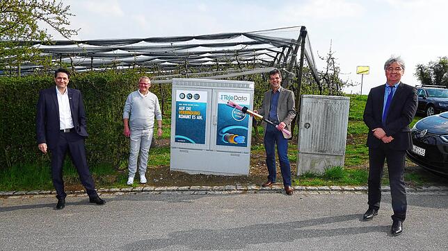 Teledata-Geschäftsführer Armin Walter, Ortsvorsteher Bernd Brielmayer, Bürgermeister Georg Riedmann und Hauptamtsleiter Klaus Schiele ...
