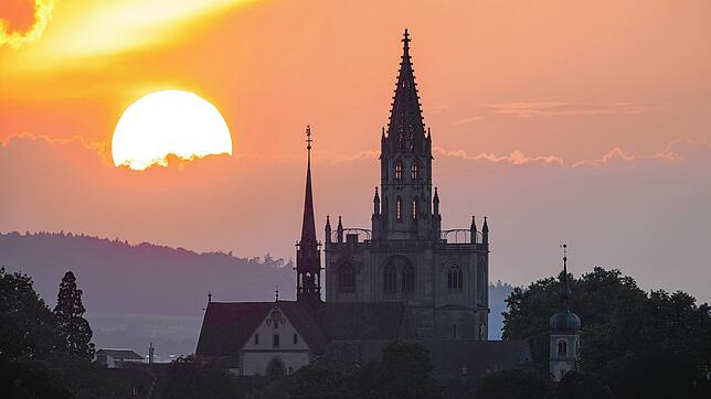 Das Konstanzer Münster bei Sonnenuntergang im Oktober 2021.