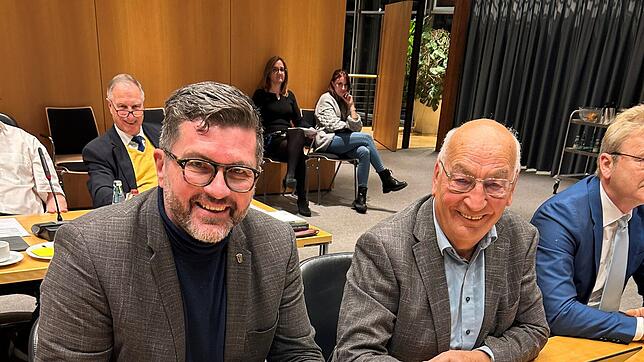 Die Kreisräte Niko Reith (links) und Adolf Baumann freuen sich über die Einführung des DS-Kennzeichens.