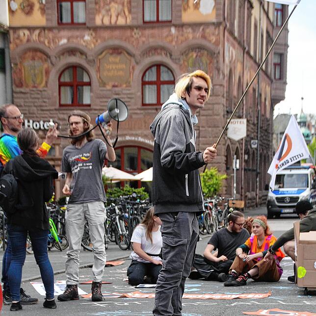 Die Klimaaktivisten der Letzten Generation protestieren für einen autofreien und grünen Stephansplatz.
