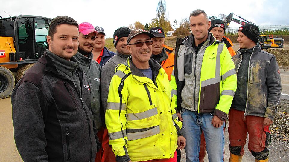 Zwei der Menschen, mit denen wir auf der B 31-neu-Baustelle ins Gespräch gekommen sind: Polier Dieter Renz (vorne, Zweiter von ...