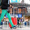 Ein Reisender am Stuttgarter Flughafen. Der Betrieb läuft vorerst weiter.