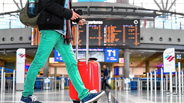 Ein Reisender am Stuttgarter Flughafen. Der Betrieb läuft vorerst weiter.