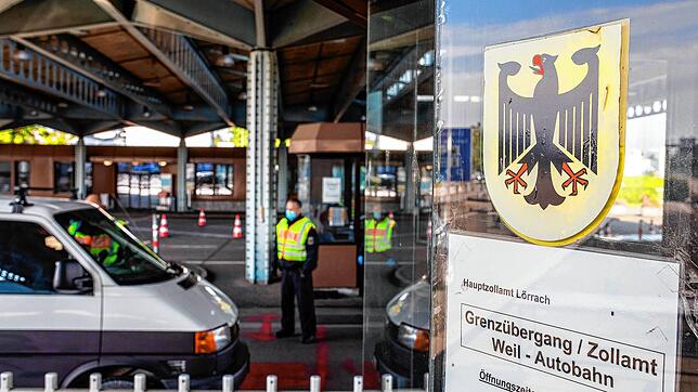 Ein Beamter der Bundespolizei kontrolliert am Grenzübergang von Weil am Rhein Autofahrer, die aus der Schweiz einreisen. Immer wieder ...