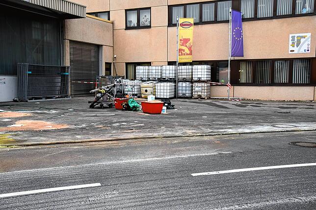 Bild 17: Der Tag nach dem Gefahrgut-Unfall: Bilder von der Lastwagen-Bergung und Straßenreinigung