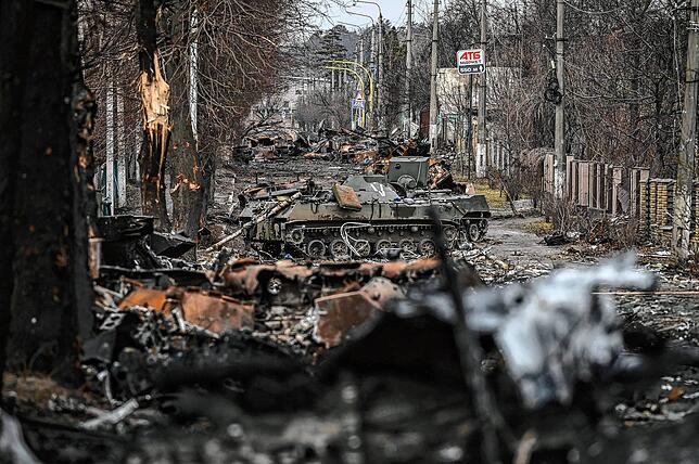 Zerstörte russische Panzerfahrzeuge in der Stadt Bucha westlich von Kiew.