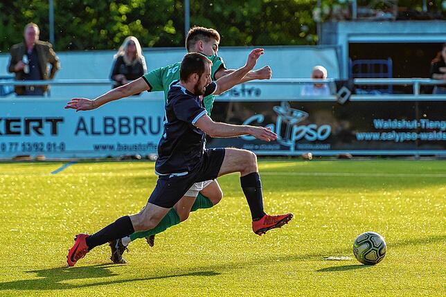 Laufduell: Angelo Cannas (vorn) vom VfB Waldshut versuchte vergeblich, den zweitbesten Torjäger der Bezirksliga zu stoppen. Leon Boos ...